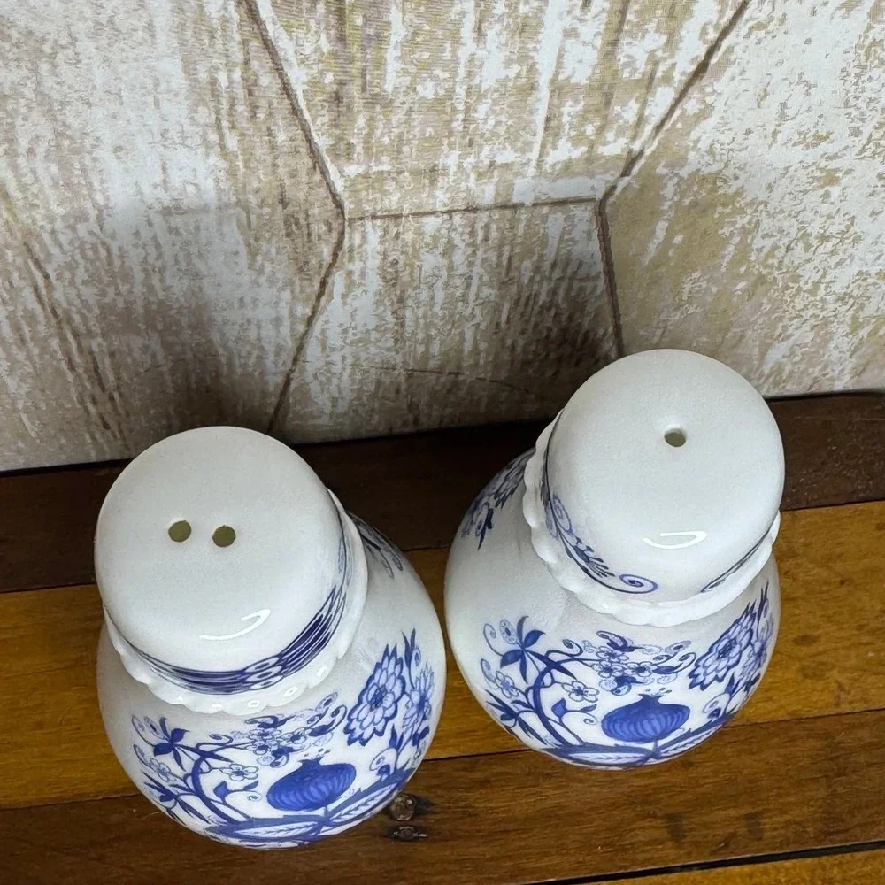 Vienna Woods Blue Onion‎ Salt and Pepper Shakers Fine Bone China Mann MCMLXXX